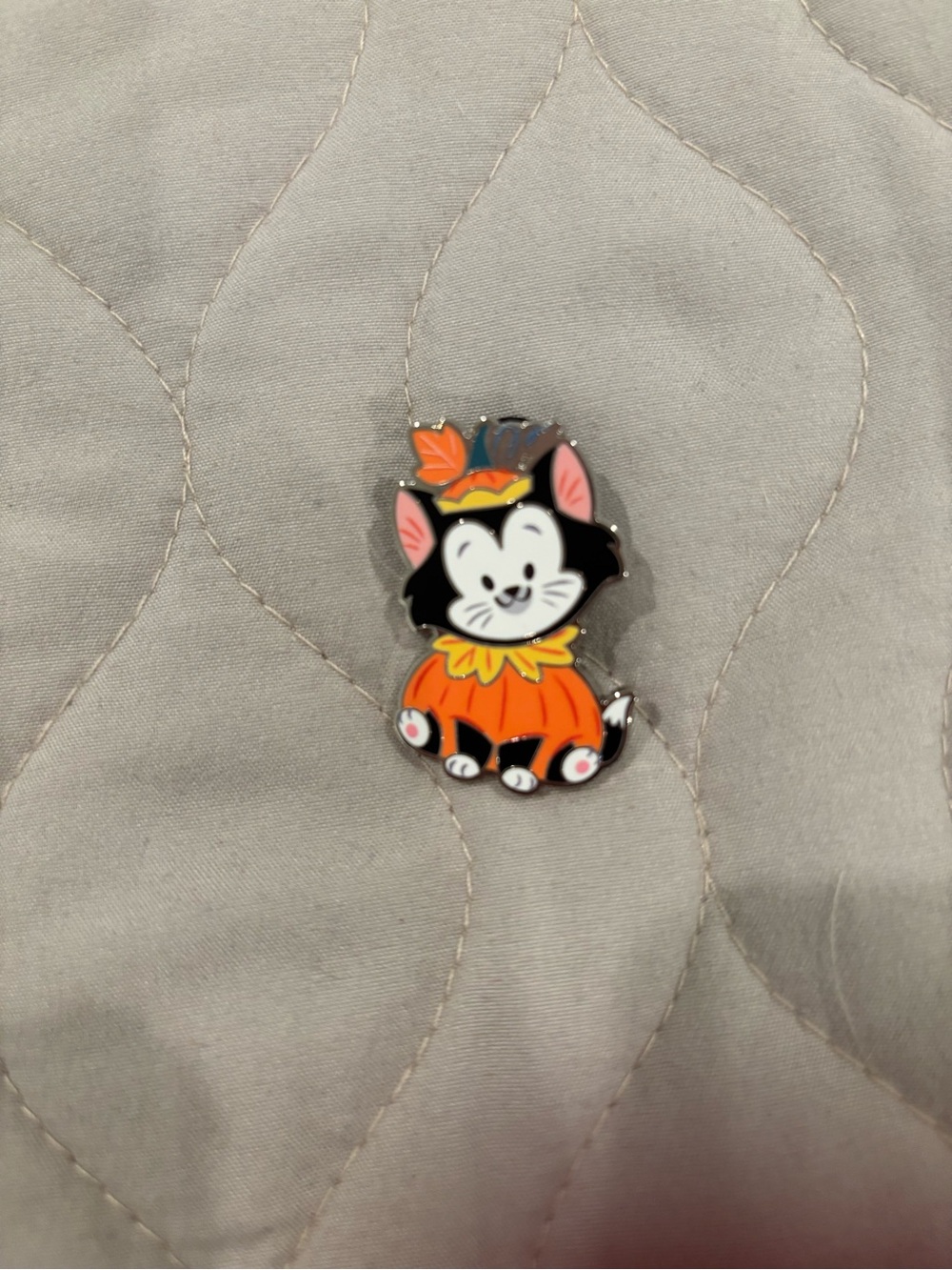 Disney Halloween cat pin!